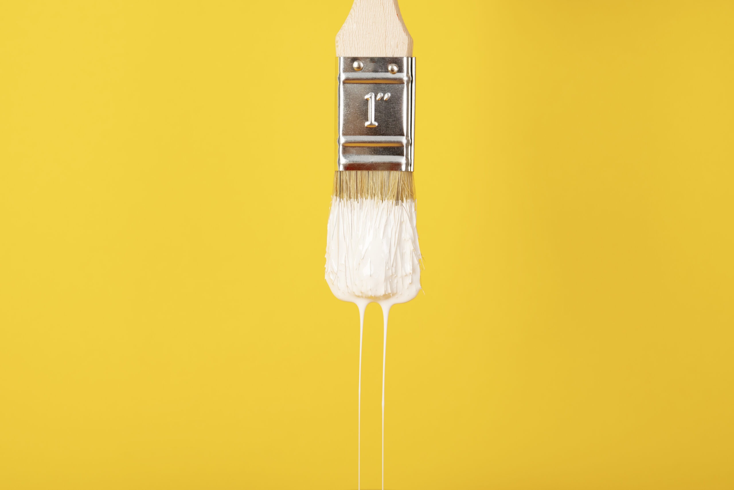 Pincel com tinta branca.